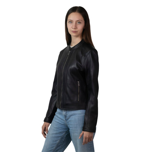 Chamarra de Piel para dama en color negro marca Wrangler.